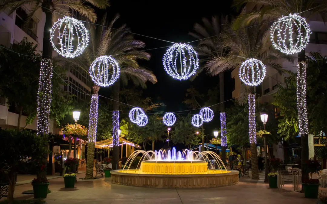 Se encienden las luces de Navidad en Estepona 2022